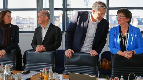 SPD zieht Neuwahl der Parteispitze auf Juni vor