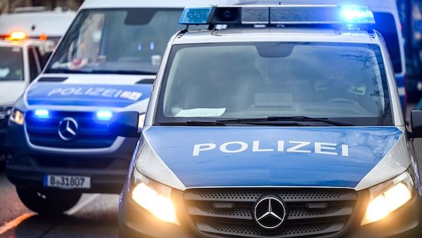 Überfall auf Schulhof in Berlin Britz - Jugendliche prügeln auf Gegner ein