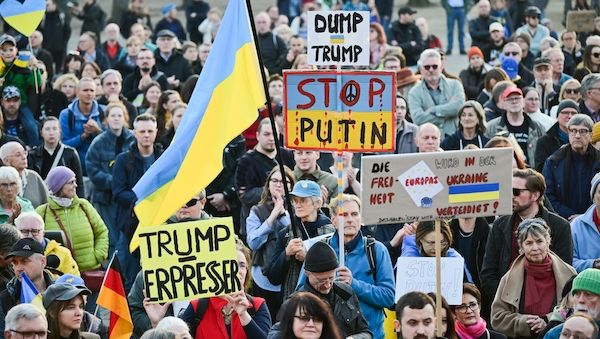 Demo am Brandenburger Tor setzt Zeichen für die Ukraine