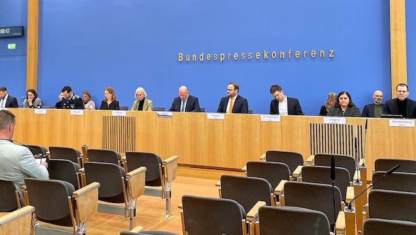 Bundesregierung hält sich bei Abschiebelagern bedeckt