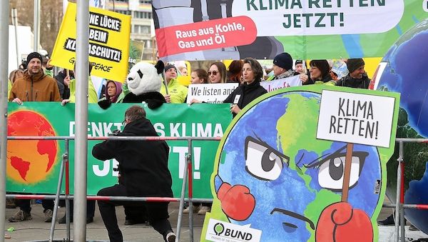 Klimaschützer demonstrieren zum Start der Koalitionsverhandlungen