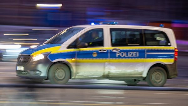 Taxi kracht in geparkte Autos - Fahrer in Berlin-Charlottenburg tot