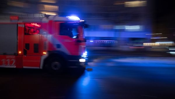 Mensch nach Brand in Hochhaus in Berlin-Spandau schwer verletzt