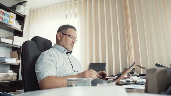 Entlastungsleistungen: Betreuung in häuslicher Gemeinschaft nach Sozialgesetzbuch fördern lassen