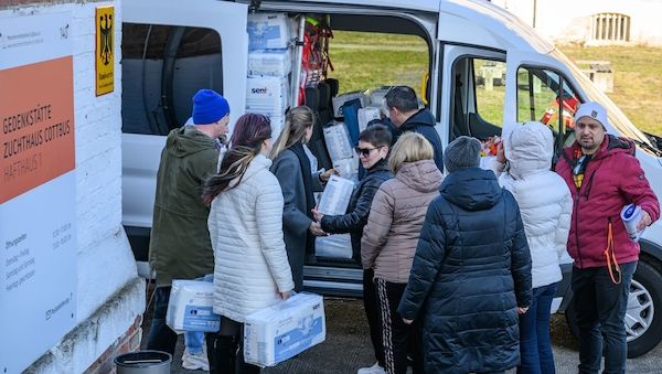 Cottbus: Rettungswagen und Beatmungsgerät - Hilfstransport gestartet