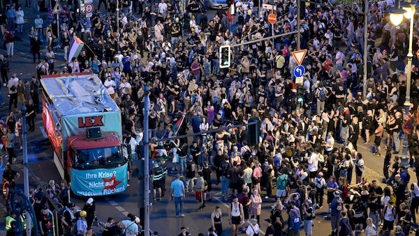 1. Mai-Demonstration mit Text von Ex-RAF-Terroristin Klette