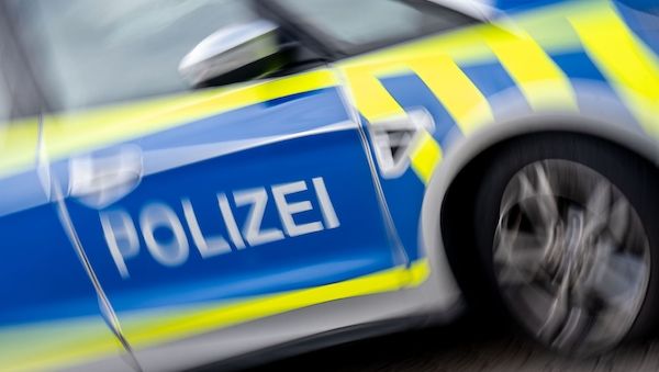 Berlin-Tempelhof: Unfassbar - Frau raubt 85-jähriger Frau Mobiltelefon