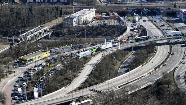 Verkehrschaos Berlin: Verzögerungen bei Fahrspur auf A100 in Richtung Norden