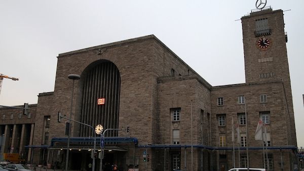 Mann im Zug nach Stuttgart geschlagen